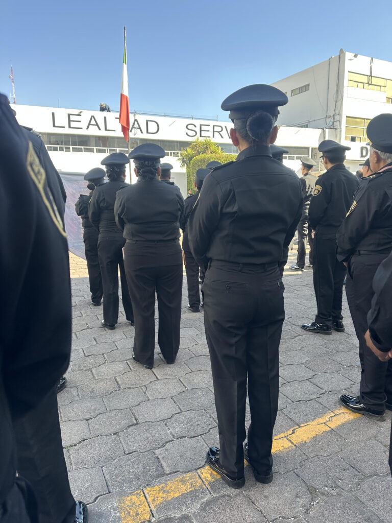 Guardia de seguridad vigilando el acceso a una instalación empresarial con sistemas de protección, control de accesos y monitoreo para prevenir riesgos empresariales.